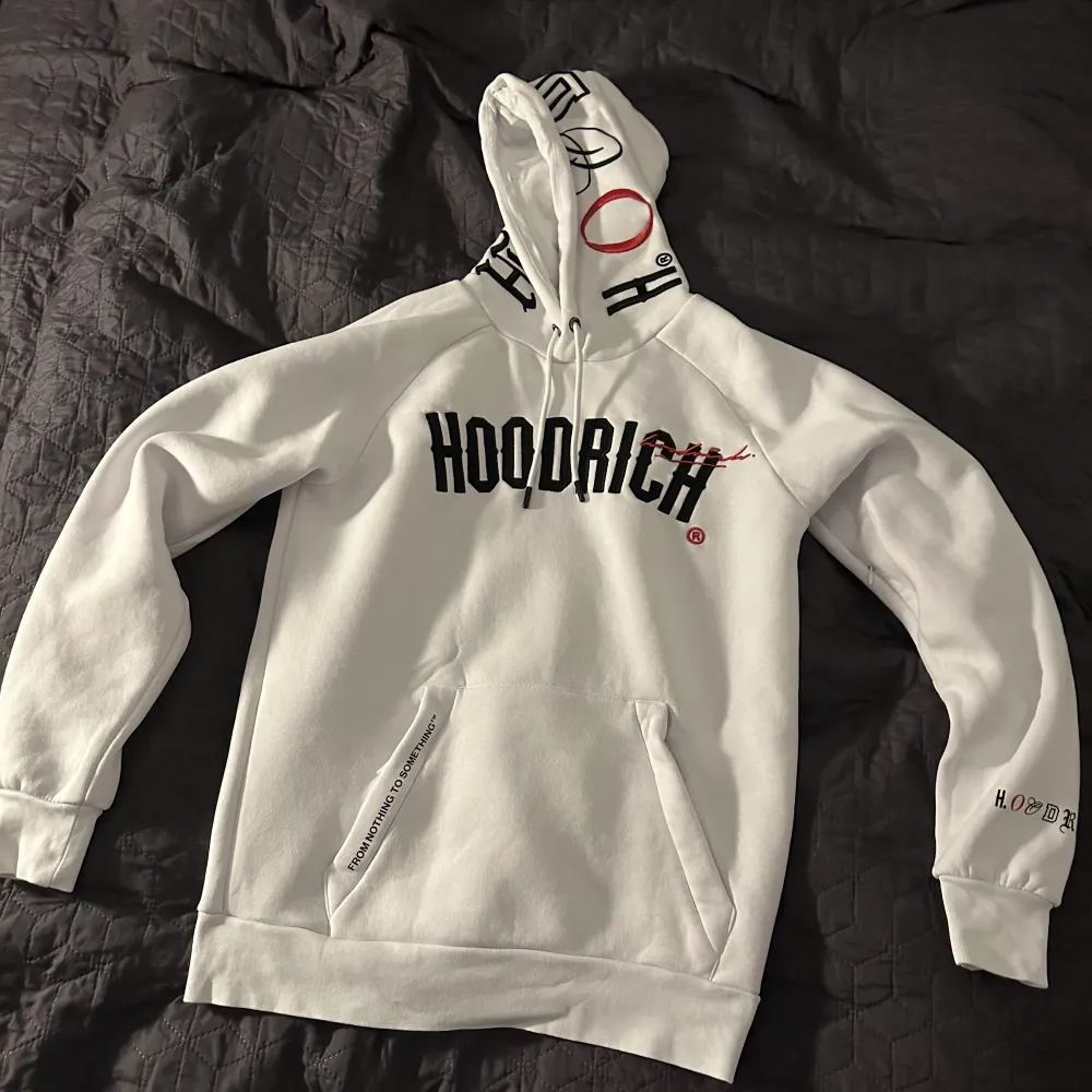 säljer min hoodrich hoodie då den börjar bli för liten och kmmr int till ngn användning, den e köpt på jd sports o kostade 1000kr, men jag säljer den för 600kr. Den är använd men inga synligheter på användning så skick 10/10 (intresse koll) svår få tag på. Hoodies.
