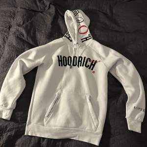 säljer min hoodrich hoodie då den börjar bli för liten och kmmr int till ngn användning, den e köpt på jd sports o kostade 1000kr, men jag säljer den för 600kr. Den är använd men inga synligheter på användning så skick 10/10 (intresse koll) svår få tag på