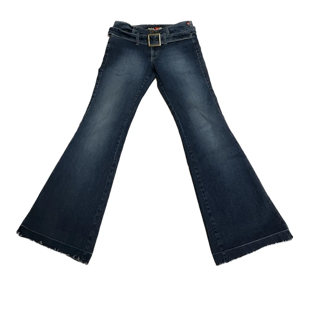 Skitsnygga lågmidjade bootcut jeans! Passar mig som vanligtvis har storlek S. Skärpet går att ta av! Midjemått 80cm. Jeans & Byxor.