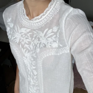 Broderad bomulls blus  - Superfin broderad bomulls blus från H&M! Tunn och sval men väldigt söt! 