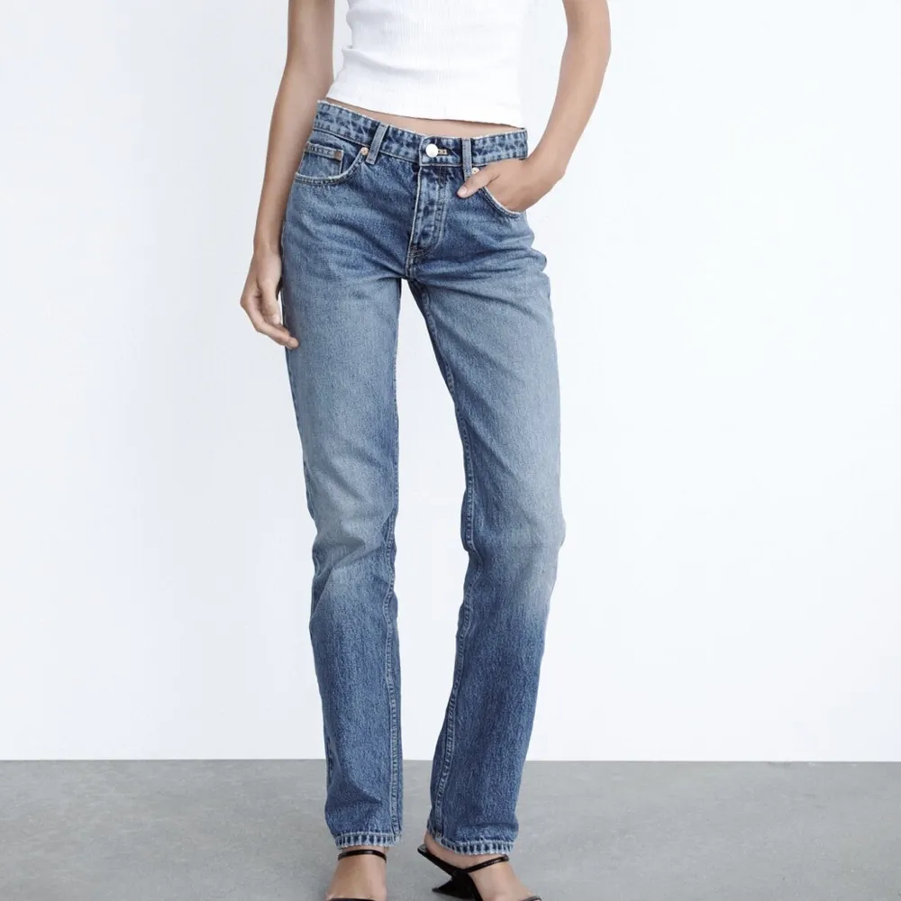 Säljer nu mina mörkblåa Mid Rise jeans från zara som är slutsålda på deras hemsida i storlek 34. . Jeans & Byxor.