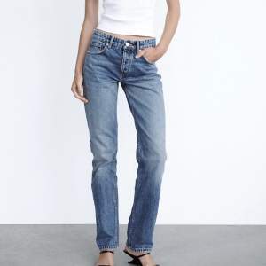 Säljer nu mina mörkblåa Mid Rise jeans från zara som är slutsålda på deras hemsida i storlek 34. 
