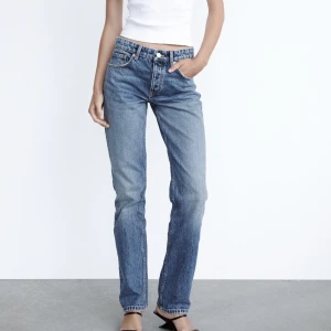 Mid Rise jeans zara  - Säljer nu mina mörkblåa Mid Rise jeans från zara som är slutsålda på deras hemsida i storlek 34. 