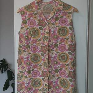 jättefin mönstrad 60tals klänning!! vit med blommigt mönster i rosa, gult och grönt. fler bilder kan skickas.  skriv innan köp!
