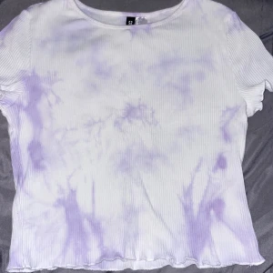 Tröja  - En super fin T-shirt märket är divided från H&M. T-shirt är vit med lila marmor inspirerat mönster. Storlek S passar även XS. Köparen står alltid för frakten💖💖