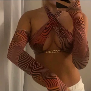 Topp - För dig som är lite mer vågad är denna sååå fanatiskt fin och häftig!! Från Plt aldrig använd, prislappen är kvar🤍