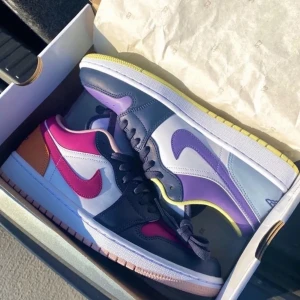 Jordan low  - Säljer dessa superfina och coola jordan low! Köpta här på Plick och säljer pågrund av att dem inte kommer till användning längre men dem är i superbra skick! Bilden är lånad! Skriv vid funderingar eller egna bilder på dem!❤️