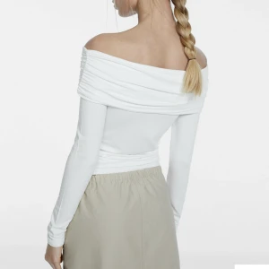 Off-shoulder tröja - Helt ny oanvänd offshoulder tröja från stradivarius i storlek XS