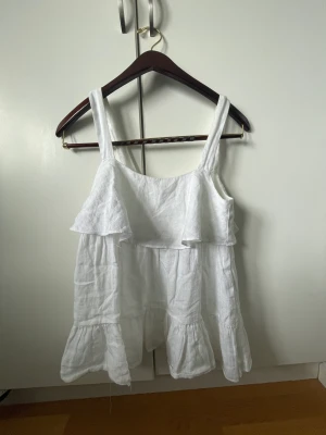 Volangtopp från zara  - Så fin volangtopp från zara som aldrig är använd! Köpt för något år sedan och helt slut. Storlek Xs! Älskar denna verkligen 🥹🥹☺️