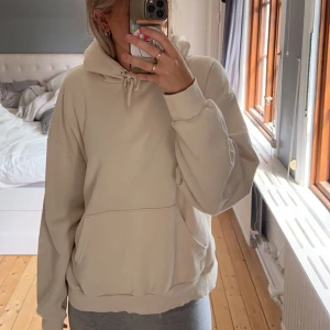 Hoodie  - Hoodie från monki i storlek L. (Aldrig använd)