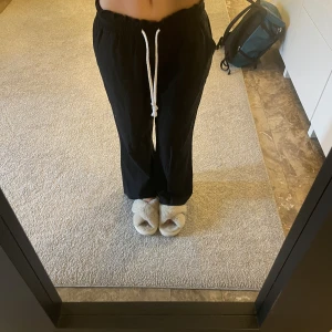 Linnebyxor - Säljer mina jättefina och sköna linnebyxor som tyvärr inte kommit till användning så mycket! ❤️Köpte dem utomlands så kommer tyvärr inte ihåg vad märket heter. Pris kan diskuteras!