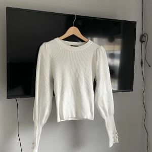 Stickad tröja  - Skitsnygg stickad tröja i storlek S! Säljer då den inte kommer till användning, använd få gånger:) 