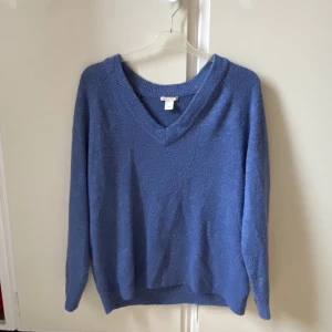 Stickad tjocktröja - Marinblå stickad tjocktröja, jätteskön och fin, storlek S men passar M också, köparen står för frkaten! 💕💕