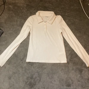 Långärmad tröja  - Långärmad tröjas med krage. Super fint skick aldrig använd.