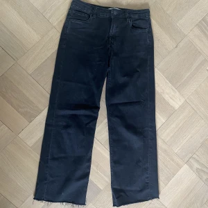Jeans från Mango - Raka Jeans från Mango strl: 34  Använda men i hyfsat bra skick.  