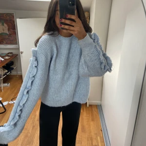 Blå stickad tröja  - Super söt blå stickad tröja från zara i storlek S🩵