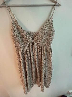 Blommig klänning  - Supersöt blommig klänning 