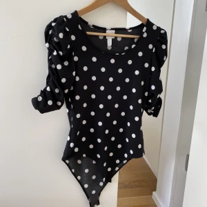 Prickig topp - Prickig söt body topp 