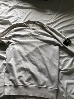 Stone island sweatshirt S - Säljer min stone island tröja i storlek S  Lite sliten vid handleden på tröjan. Skick 6/10 Säljer därför för 650kr  Finns i Lindome.