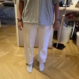 Vita jeans från zara - Vita coola jeans som inte kommer till användning 