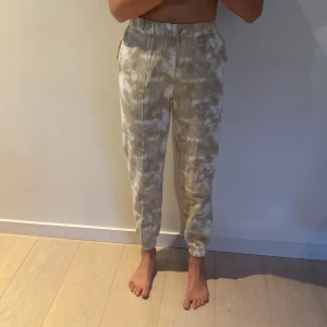 Beiga mjukisbyxor - Beiga mjukisbyxor från hm i storlek 146. Väldigt mjuka och sköna. Kontakta privat för fler bilder. 