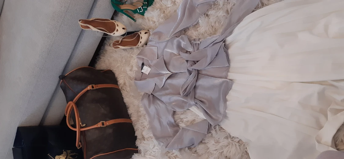 Silver top som passar till fest eller på vardagen med en kavaj på💗