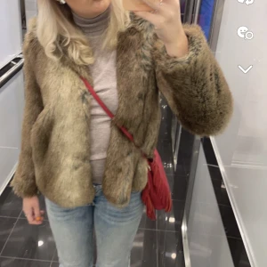 Pälsjacka - Supersnygg fuskpälsjacka som inte kommer till användning. 