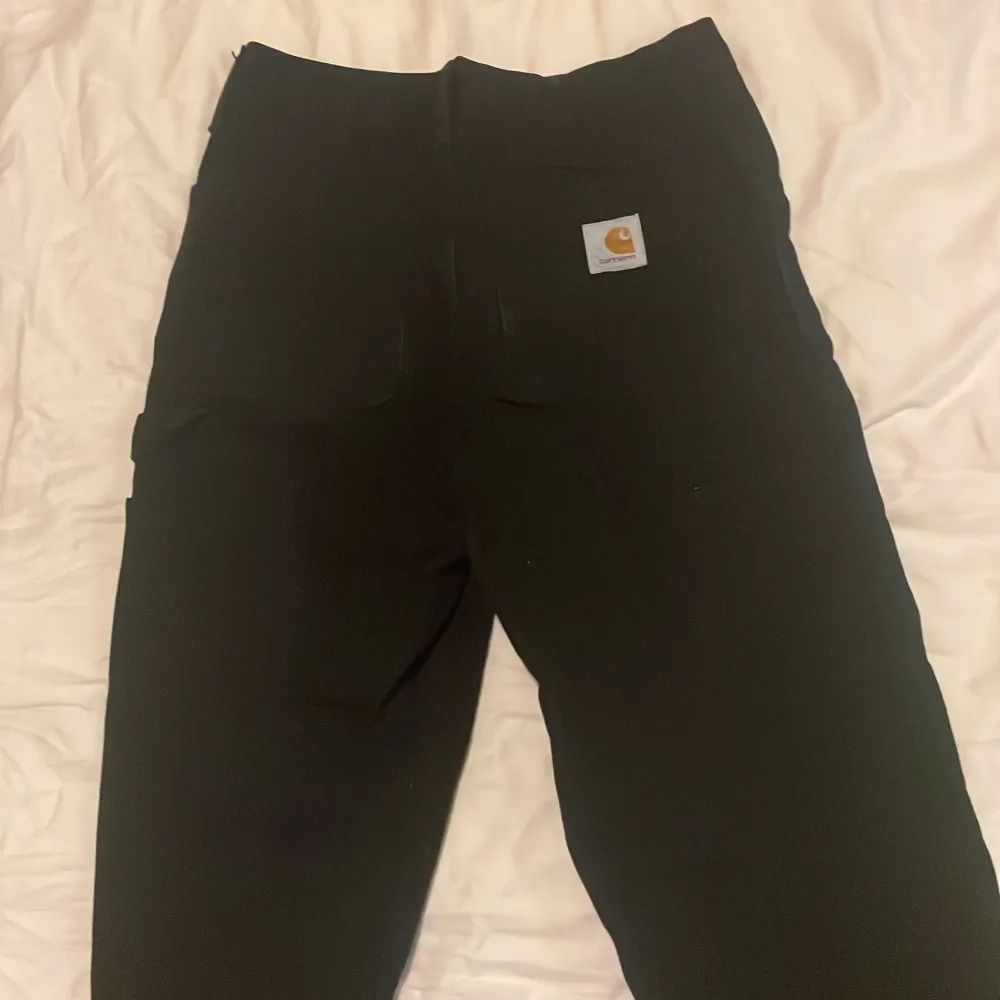 Carhartt single knees. Byxorna är omsydda från L32 till typ L28, Jag är 170 och dom passar mig perfekt i längden.. Jeans & Byxor.