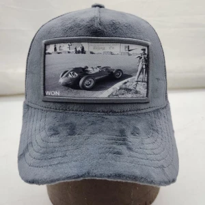 Fluffig grå keps - Säljer denna helt oanvända trendiga keps ifrån WON som är slutsåld. (Bilderna är tagna från deras insta) Org pris var 400-500kr har jag för mig. Skriv för intresse eller om du vill se fler bilder. !Pris kan diskuteras!