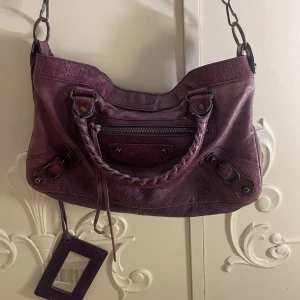 Balenciaga city bag - Obs spegel har en spricka! (INTRESSKOLL) funderar på att sälja min lila balenciaga väska då jag knappt använder den längre!