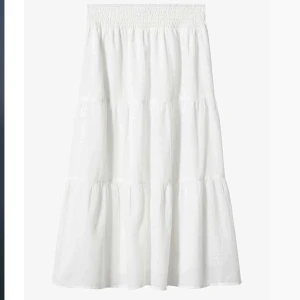 Långkjol - Super fin vit Långkjol från mango i storlek 12y men är som en xs. Helt oanvänd💓