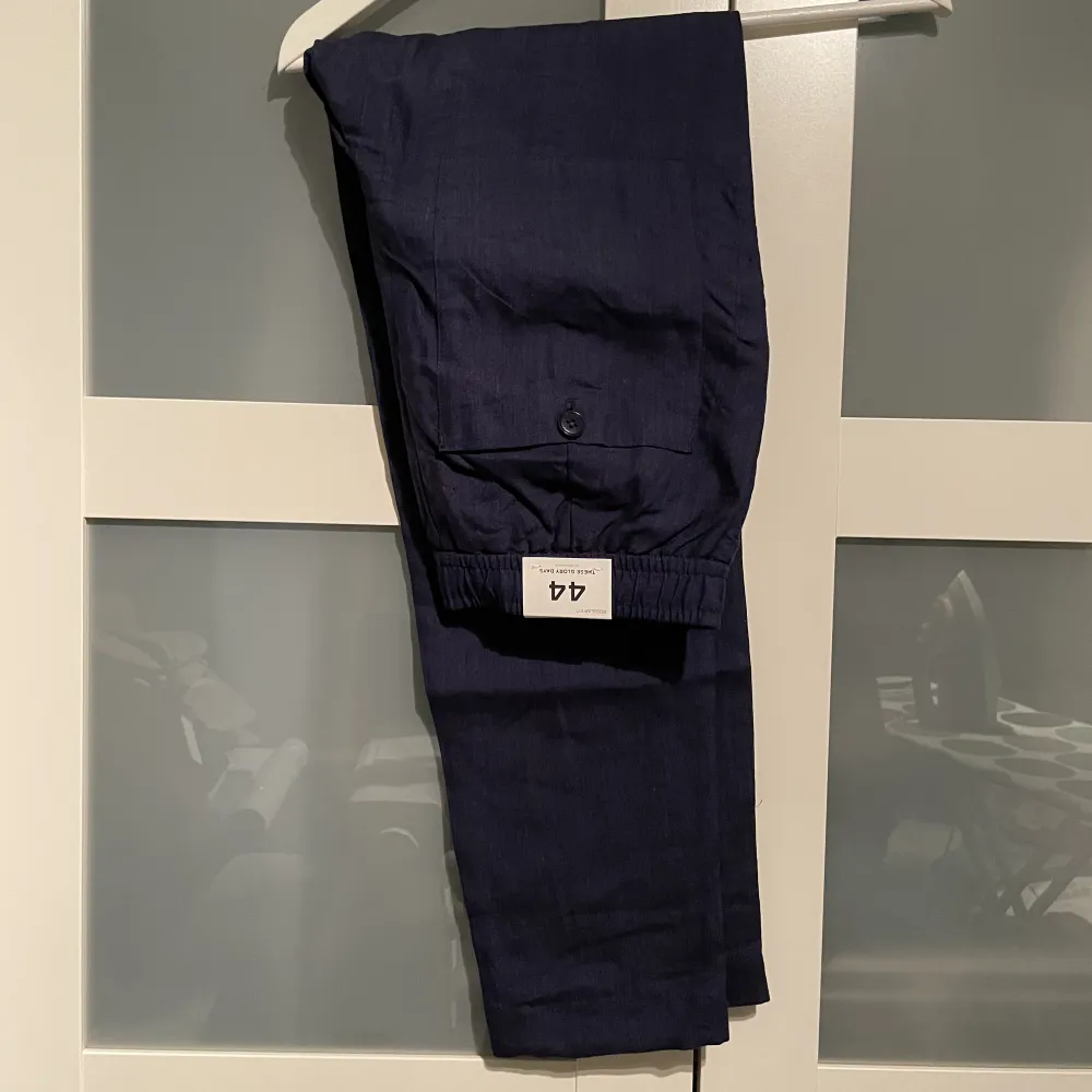 Adel Linen Trouser från These Glory Days är tillverkad av 100 % linne som gör att byxan andas bra och kan användas alla årstider. Byxan har normal passform och rakt ben. Helt nya med etiketter.  Ord.pris: 899kr ✨. Jeans & Byxor.