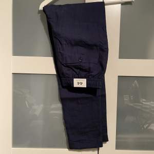 Adel Linen Trouser från These Glory Days är tillverkad av 100 % linne som gör att byxan andas bra och kan användas alla årstider. Byxan har normal passform och rakt ben. Helt nya med etiketter.  Ord.pris: 899kr ✨