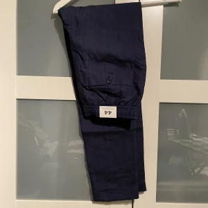 These Glory Days Adel Linen Trouser - Adel Linen Trouser från These Glory Days är tillverkad av 100 % linne som gör att byxan andas bra och kan användas alla årstider. Byxan har normal passform och rakt ben. Helt nya med etiketter.  Ord.pris: 899kr ✨