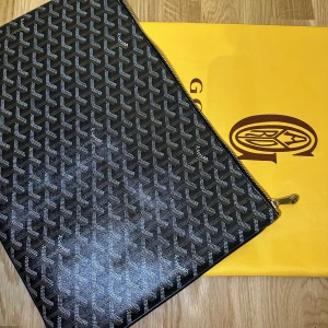 Goyard datorfodral, perfekt inför skolstarten - Säljer min Goyard datorfodral, självklart int riktig, men super identisk med den riktiga!! Rymmer en MacBook Air 13 tum + böcker. Den har använts i endast nån månad, säljer pga avslutad skolgång😁 Fraktar ej! Möts helst upp! 
