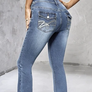 Jeans  - Blåa jeans från shein men detalj på fickorna i stolek 38 