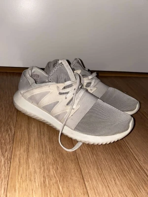 Addidas skor  - Buda priset, säljs billigt 