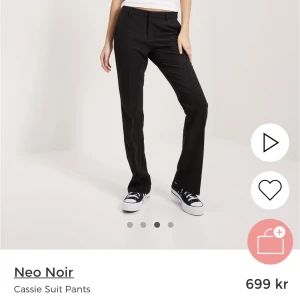 Neo noir kostymbyxor  - Säljer mina lågmidjade kostymbyxor från neo noir som jag köpte i april, de är i väldigt bra skick men säljer för att jag aldrig använder dem