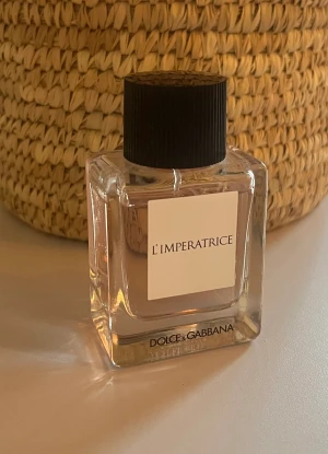 Dolce & Gabbana L'Imperatrice EDT 50 ml - endast använd ett fåtal gånger  Säljer då jag har många parfymer och denna helt enkelt inte kommer till användning.