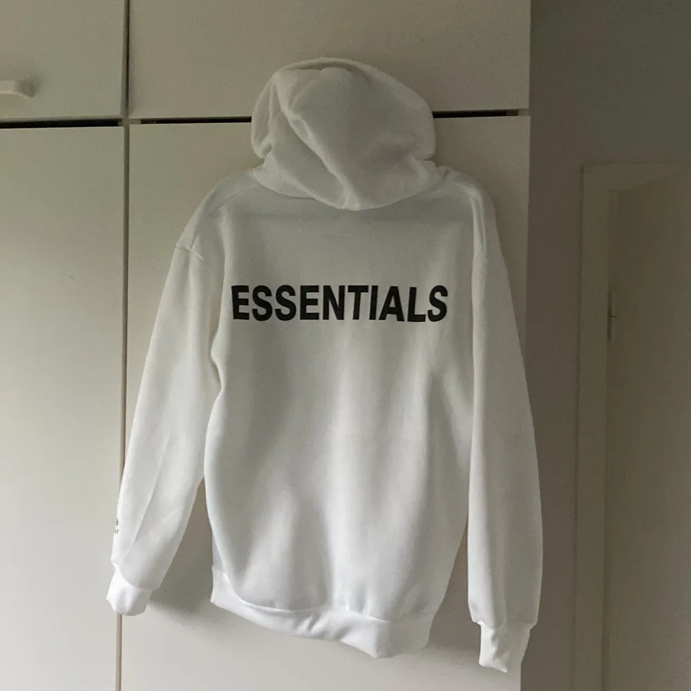 En vit Essential hoodie använts ett par gånger men finns inget fel på den.. Hoodies.