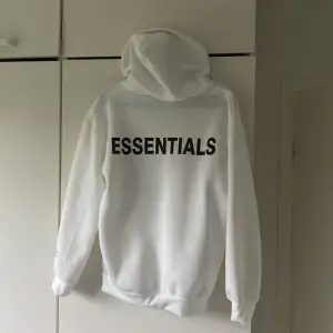 En vit Essential hoodie använts ett par gånger men finns inget fel på den.