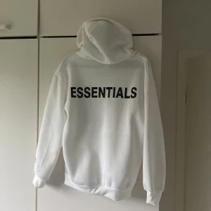 Essentials hoodie storlek S - En vit Essential hoodie använts ett par gånger men finns inget fel på den.