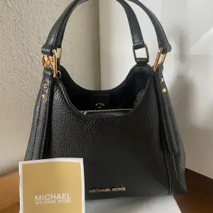 Säljer denna oanvända handväska från Michael Kors i äkta läder. Den är köpt nyligen men har ej använts och säljs därför. Till väskan medföljer ett axelremsband och kvitto. Nypris: 1600kr Säljs för 1500kr (priset går att anpassa vid snabb affär)