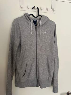 Fin ljusgrå Nike zip hoodie. Storlek S