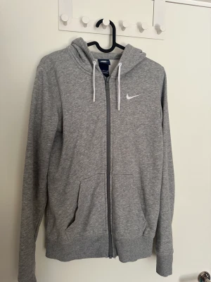 Nike zip hoodie - Fin ljusgrå Nike zip hoodie. Storlek S