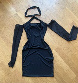 Svart klänning - Svart klänning med mesh armar!  Aldrig andvänt, inte min stil😀 
