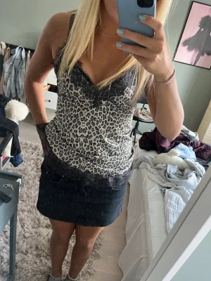 Jeanskjol  - Jätte snygg lågmidjad jeanskjol!!💞