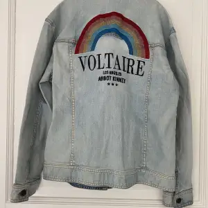 Super snygg Zadig Voltaire ljusblå jeans jacka. Oversize i modellen och aldrig använd. Storlek: XS/S