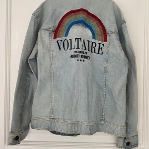 Zadig Voltaire jeans jacka - Super snygg Zadig Voltaire ljusblå jeans jacka. Oversize i modellen och aldrig använd. Storlek: XS/S