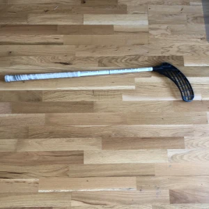 Innebandy klubba UNIHOC - Denna klubba har jag använt både inne och ute jag skulle säga att den är i bra skick men tyvärr vet jag inte vilken storlek den är men jag använde den när jag var mellan 150-160cm lång 
